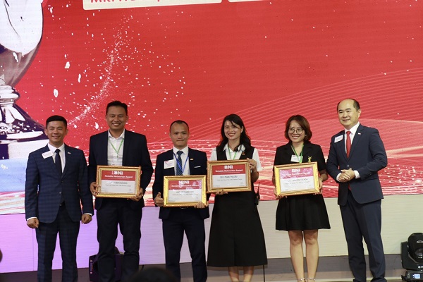 Đại diện c&amp;aacute;c th&amp;agrave;nh vi&amp;ecirc;n được vinh danh tại sự kiện