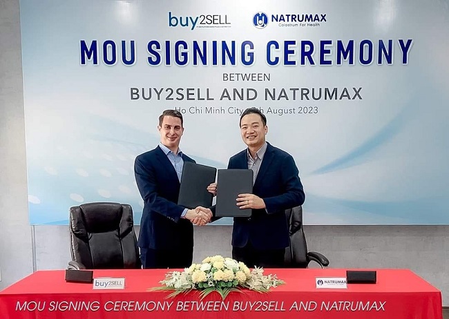 &amp;Ocirc;ng Nguyễn Tất T&amp;ugrave;ng &amp;ndash; Chủ tịch HĐQT Natrumax Việt Nam v&amp;agrave; &amp;Ocirc;ng Adrien Ecombat - Gi&amp;aacute;m đốc b&amp;aacute;n h&amp;agrave;ng Quốc Tế Buy2Sell Việt Nam k&amp;yacute; Bi&amp;ecirc;n bản hợp t&amp;aacute;c