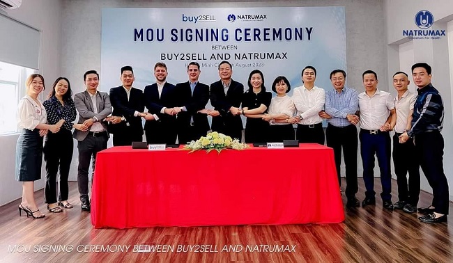 Đại diện l&amp;atilde;nh đạo Natrumax Việt Nam v&amp;agrave; Buy2Sell Việt Nam chụp ảnh lưu niệm tại Lễ k&amp;yacute; kết