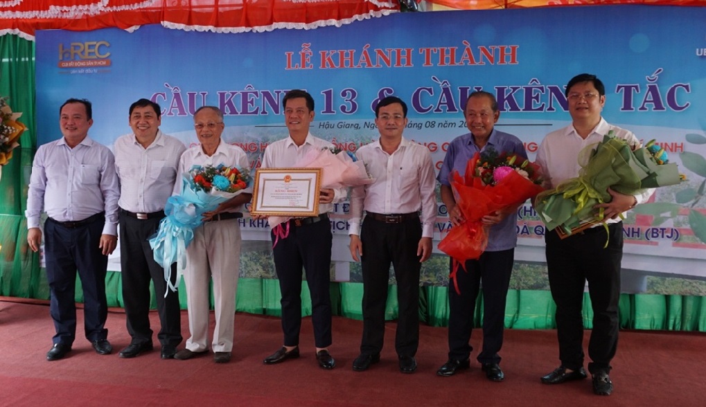 Lãnh đạo tỉnh H&amp;acirc;̣u Giang trao tặng bằng khen cùng Lãnh đạo huy&amp;ecirc;̣n Long Mỹ trao tặng thư cảm ơn cho các đơn vị tài trợ