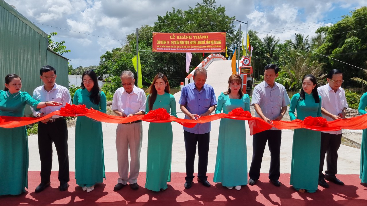 Nguy&amp;ecirc;n Ph&amp;oacute; Thủ tướng Trương Ho&amp;agrave; B&amp;igrave;nh cắt băng kh&amp;aacute;nh th&amp;agrave;nh cầu K&amp;ecirc;nh 13 v&amp;agrave; cầu K&amp;ecirc;nh T&amp;aacute;c