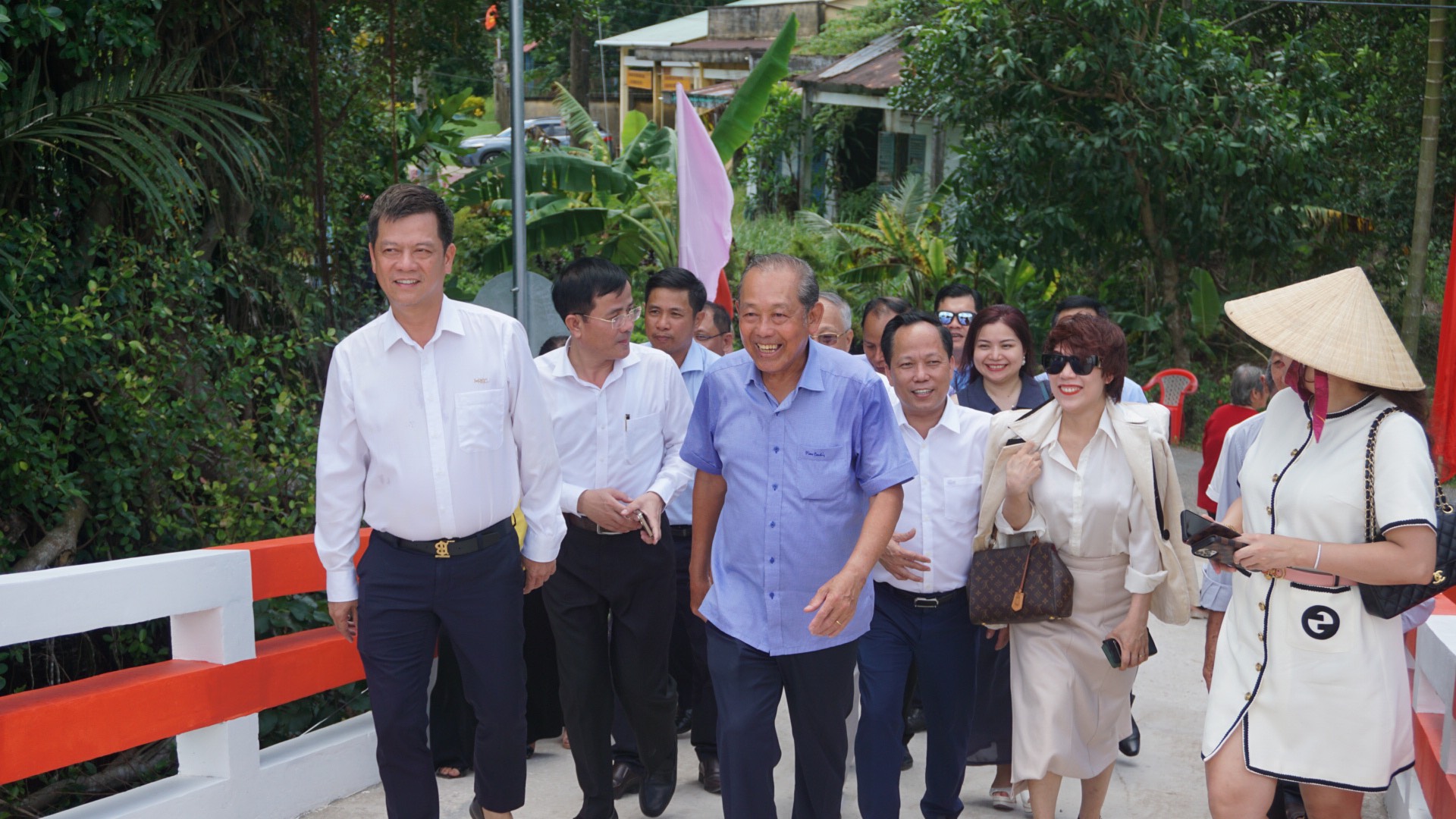 &amp;Ocirc;ng Trương H&amp;ograve;a B&amp;igrave;nh (thứ 3 từ tr&amp;aacute;i qua) c&amp;ugrave;ng l&amp;atilde;nh đạo tỉnh Hậu Giang v&amp;agrave; b&amp;agrave; con tại địa phương vui mừng đi tr&amp;ecirc;n c&amp;acirc;y cầu mới.