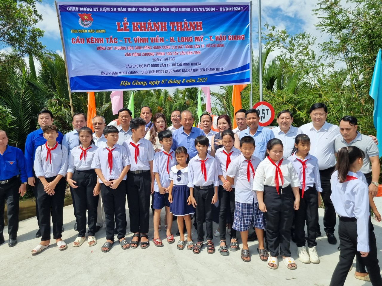 Niềm vui của c&amp;aacute;c đại biểu v&amp;agrave; c&amp;aacute;c ch&amp;aacute;u học sinh trong ng&amp;agrave;y kh&amp;aacute;nh th&amp;agrave;nh 2 c&amp;acirc;y cầu mới