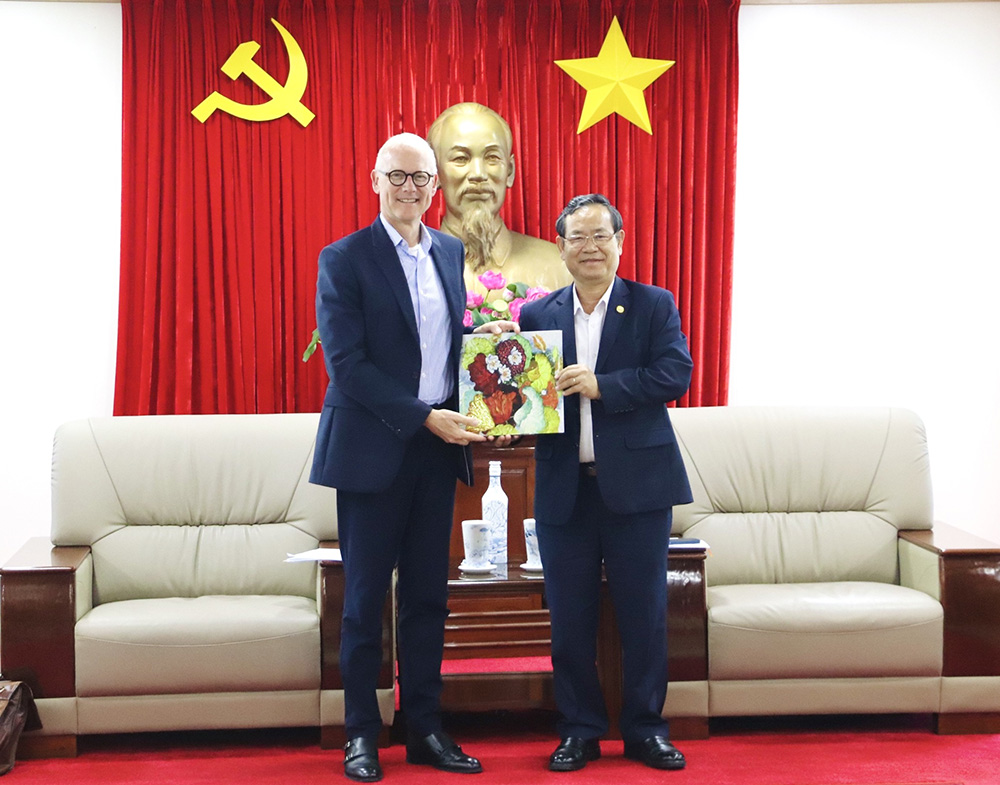 Ph&amp;oacute; Chủ tịch UBND tỉnh Nguyễn Văn D&amp;agrave;nh tặng qu&amp;agrave; lưu niệm cho &amp;ocirc;ng Rene Piil Perdesen