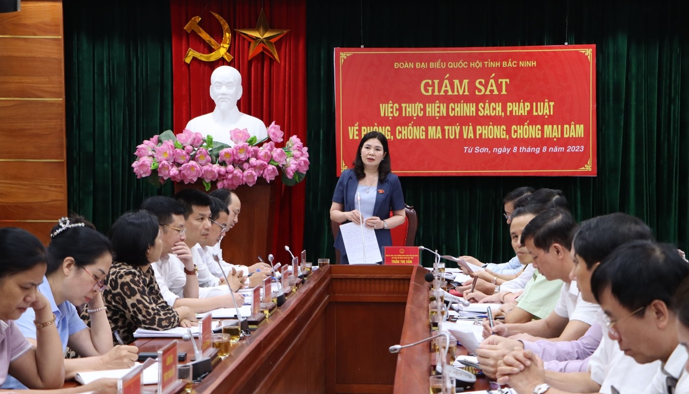 To&amp;agrave;n cảnh buổi l&amp;agrave;m việc
