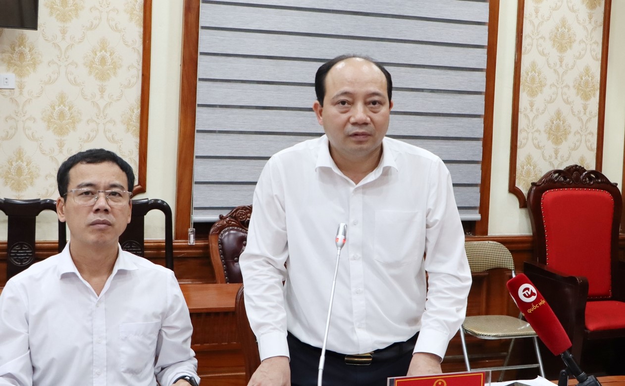 Chủ tịch UBND th&amp;agrave;nh phố Từ Sơn Ho&amp;agrave;ng B&amp;aacute; Huy (phải)