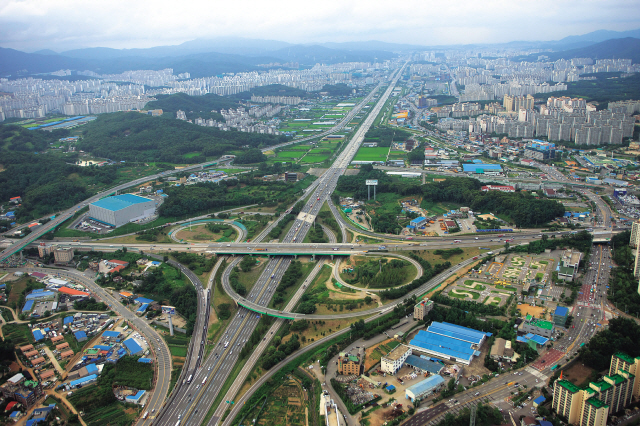 Một g&amp;oacute;c của tuyến đường cao tốc Gyeongbu do Chung Ju0yung kiến tạo