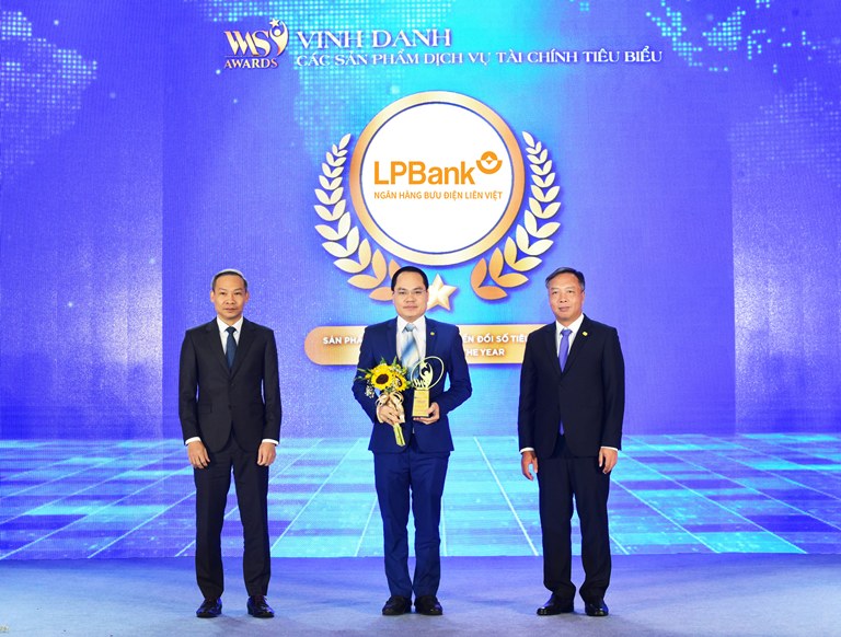 Ảnh minh họa&amp;Ocirc;ng Nguyễn Đ&amp;igrave;nh Ng&amp;acirc;n &amp;ndash; Ph&amp;oacute; Gi&amp;aacute;m đốc phụ tr&amp;aacute;ch Khối Ng&amp;acirc;n h&amp;agrave;ng số LPBank (ở giữa) nhận c&amp;uacute;p từ Ban tổ chức