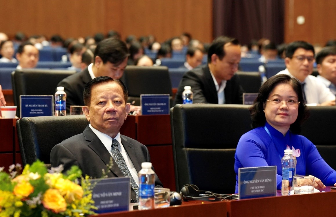 B&amp;agrave; Nguyễn Thị Mỹ Hằng, Chủ tịch Ủy ban mặt trận Tổ quốc Việt Nam tỉnh B&amp;igrave;nh Dương (b&amp;ecirc;n phải); &amp;Ocirc;ng Nguyễn Văn H&amp;ugrave;ng &amp;ndash; Chủ tịch Hội đồng quản trị Tổng C&amp;ocirc;ng ty Becamex IDC (b&amp;ecirc;n tr&amp;aacute;i) tham dự diễn đ&amp;agrave;n
