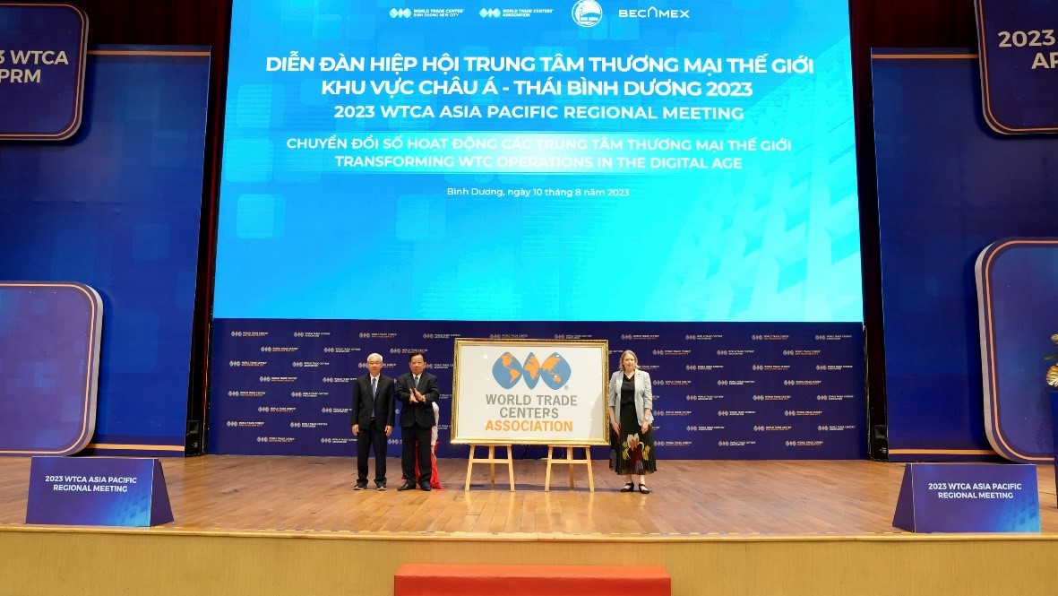 Đại diện Hiệp hội Trung t&amp;acirc;m thương mại thế giới tặng qu&amp;agrave; lưu niệm cho Đại diện tỉnh B&amp;igrave;nh Dương