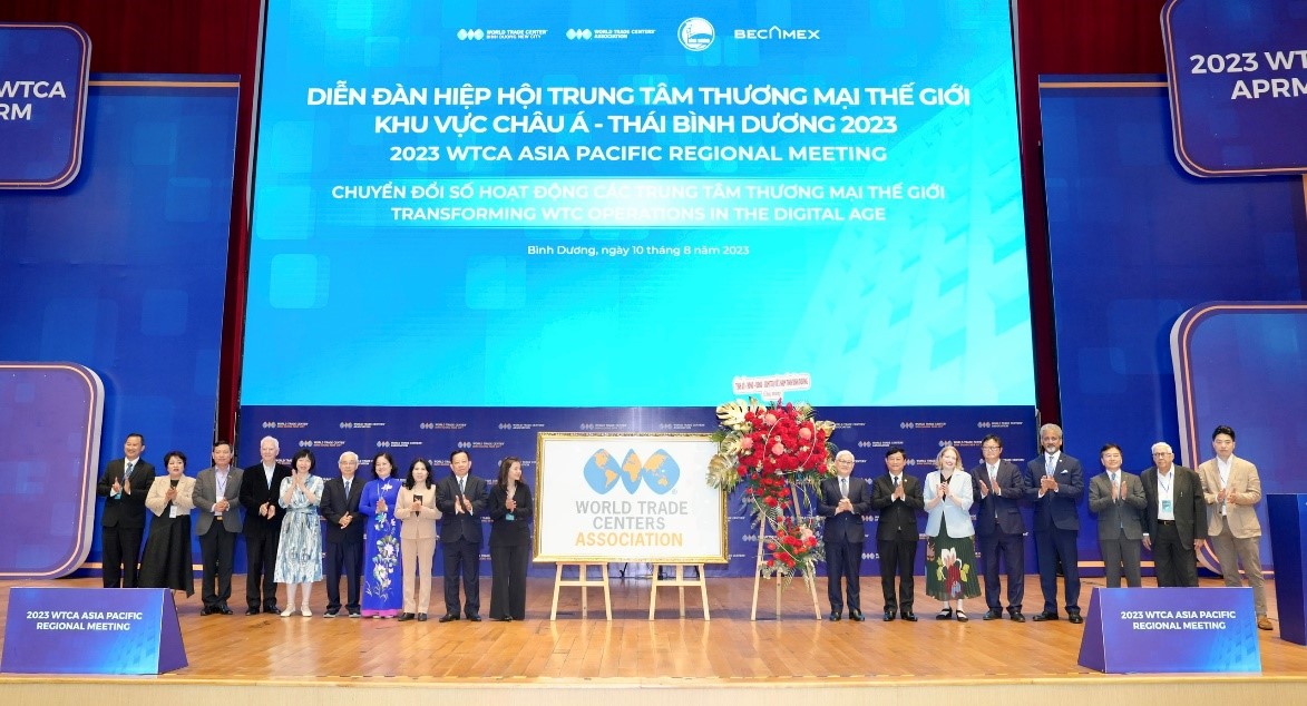 Đại biểu tham dự diễn đ&amp;agrave;n chụp ảnh lưu niệm
