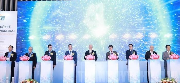 C&amp;aacute;c đại biểu tham dự nhấn n&amp;uacute;t khai mạc triển l&amp;atilde;m.