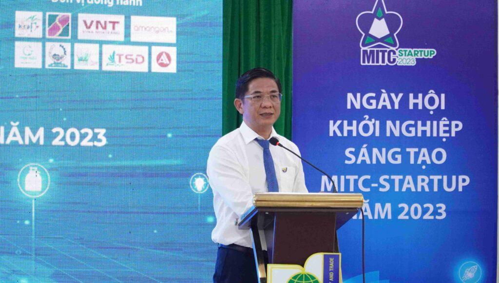 TS. Trần Kim Quy&amp;ecirc;n &amp;ndash; B&amp;iacute; thư Đảng ủy, Chủ tịch Hội đồng, Hiệu trưởng Nh&amp;agrave; trường &amp;ndash; Ph&amp;aacute;t biểu khai mạc chương tr&amp;igrave;nh