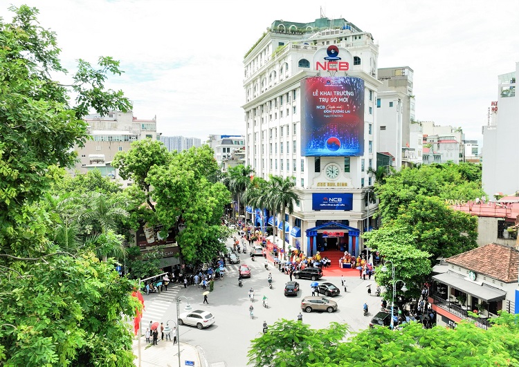 Trụ sở mới khang trang, hiện đại tạo n&amp;ecirc;n m&amp;ocirc;i trường l&amp;agrave;m việc tr&amp;agrave;n đầy cảm hứng cho c&amp;aacute;n bộ nh&amp;acirc;n vi&amp;ecirc;n NCB