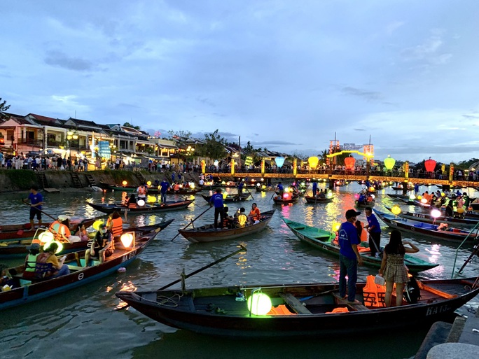 Đứng ở vị tr&amp;iacute; số 5 trong danh s&amp;aacute;ch, Hội An l&amp;agrave; một th&amp;agrave;nh phố được bao bọc bởi cũng con k&amp;ecirc;nh c&amp;ugrave;ng cảnh sắc thơ mộng tr&amp;ecirc;n bờ biển miền Trung Việt Nam