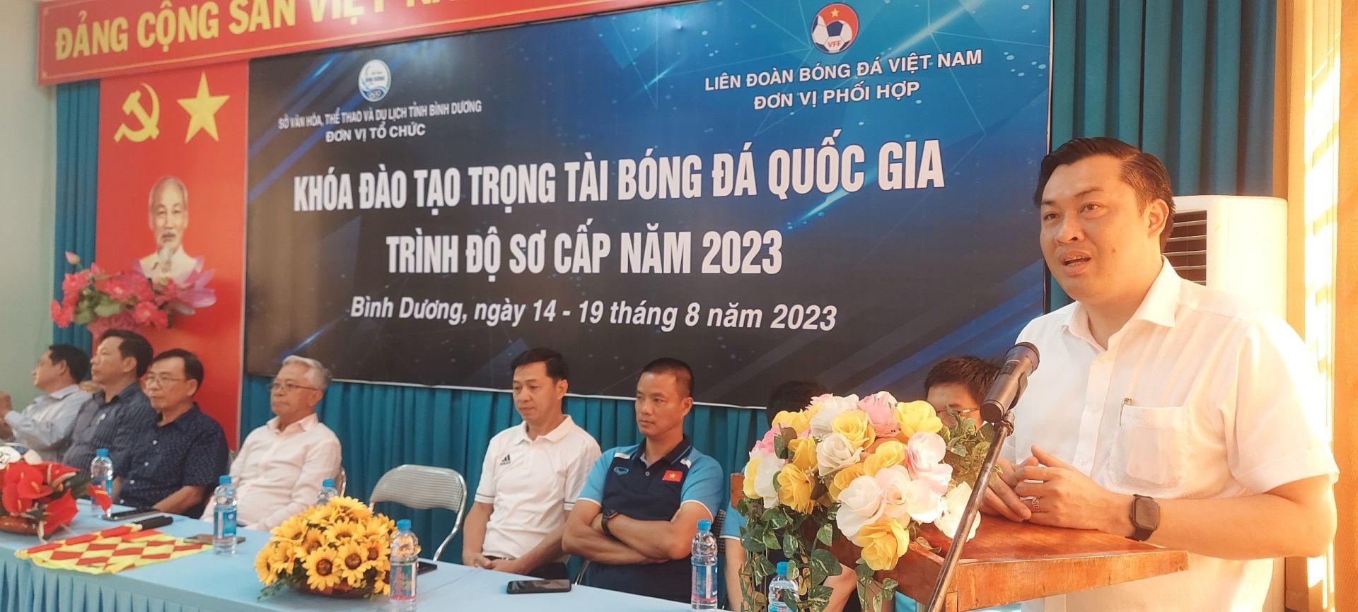 &amp;Ocirc;ng Cao Văn Ch&amp;oacute;ng - &amp;ndash; Ph&amp;oacute; Gi&amp;aacute;m đốc Sở Văn h&amp;oacute;a, Thể thao v&amp;agrave; Du lịch tỉnh B&amp;igrave;nh Dương - Trưởng Ban tổ chức kh&amp;oacute;a đ&amp;agrave;o tạo ph&amp;aacute;t biểu khai giảng