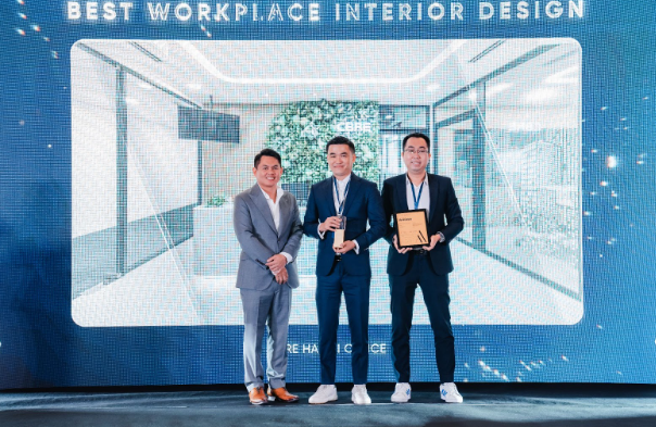 Trao giải Best Workplace Interior Design cho c&amp;ocirc;ng tr&amp;igrave;nh văn ph&amp;ograve;ng CBRE H&amp;agrave; Nội.