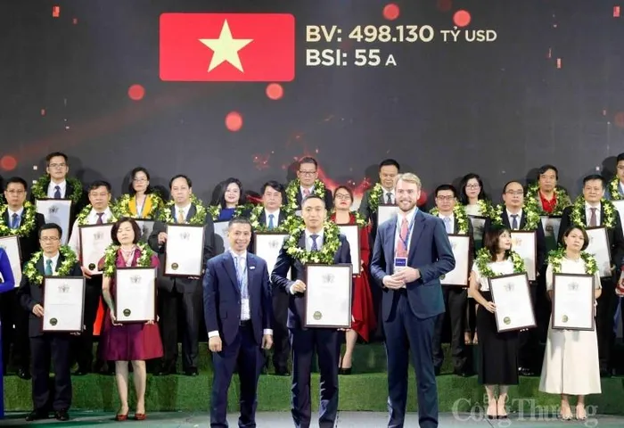 Đại diện Brand Finance trao chứng nhận thương hiệu quốc gia Việt Nam năm 2023 cho Cục X&amp;uacute;c tiến thương mại, Bộ C&amp;ocirc;ng Thương. Ảnh: Trần Việt