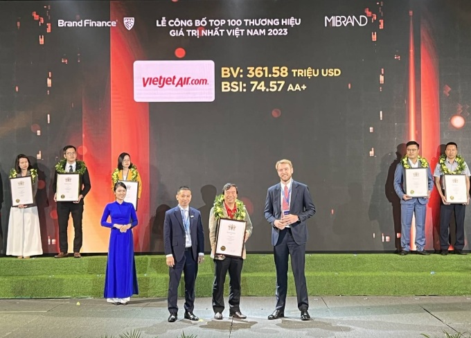 &amp;Ocirc;ng Nguyễn Đức Thịnh, Ph&amp;oacute; tổng gi&amp;aacute;m đốc Vietjet nhận chứng nhận thương hiệu gi&amp;aacute; trị nhất Việt Nam 2023.