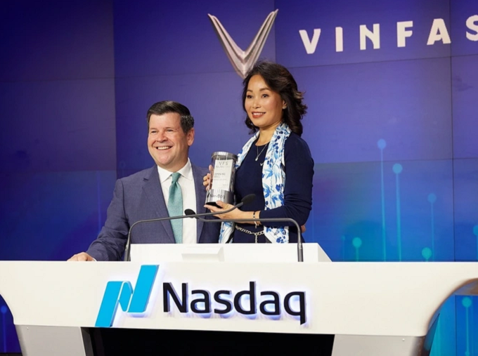 CEO VinFast L&amp;ecirc; Thị Thu Thủy v&amp;agrave; Ph&amp;oacute; chủ tịch Nasdaq Bob MaCooey tại lễ rung chu&amp;ocirc;ng ni&amp;ecirc;m yết cổ phiếu VFS tr&amp;ecirc;n s&amp;agrave;n Nasdaq tối 15/8.