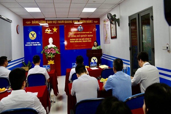 Lễ trao Quyết định th&amp;agrave;nh lập Chi bộ C&amp;ocirc;ng ty TNHH MEDLATEC Thanh Ho&amp;aacute;.