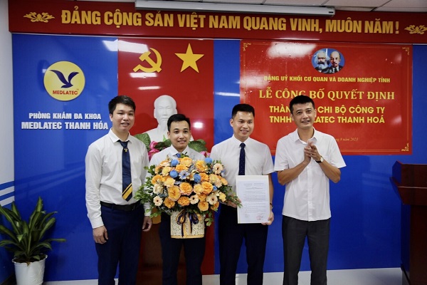 Ph&amp;oacute; B&amp;iacute; thư Đảng ủy Khối Cơ quan v&amp;agrave; Doanh nghiệp tỉnh Đỗ Hồng Quang trao Quyết định th&amp;agrave;nh lập Chi bộ C&amp;ocirc;ng ty TNHH MEDLATEC Thanh Ho&amp;aacute;.
