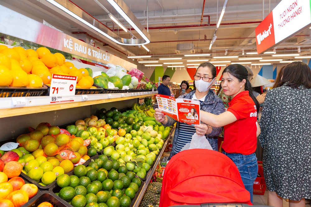 Người ti&amp;ecirc;u d&amp;ugrave;ng mua sắm tại si&amp;ecirc;u thị WinMart