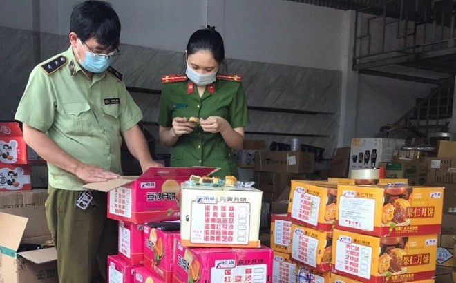 H&amp;agrave; Nội r&amp;aacute;o riết ngăn b&amp;aacute;nh trung thu nhập lậu v&amp;agrave;o thị trường