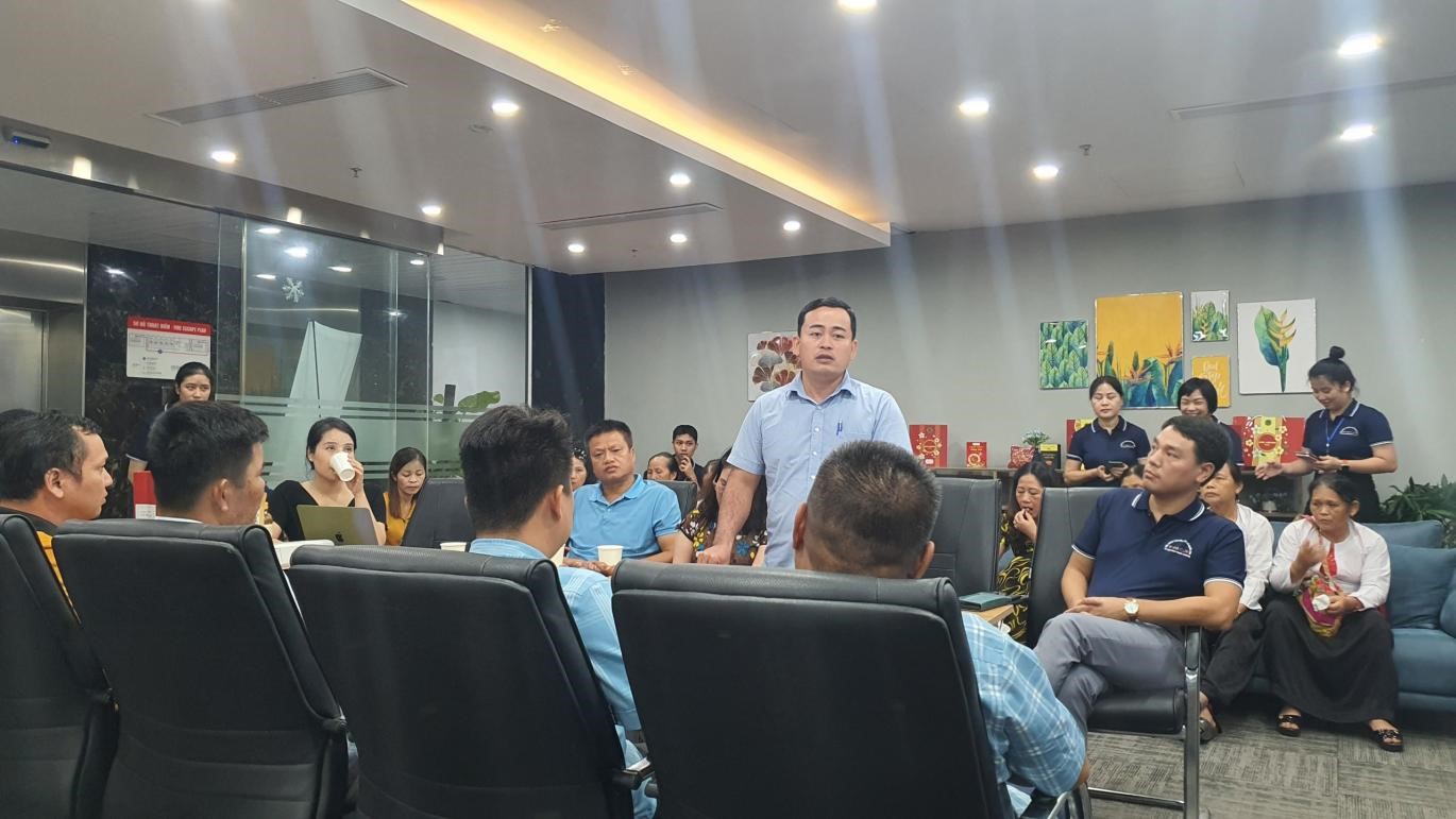 Gi&amp;aacute;m đốc Hợp t&amp;aacute;c x&amp;atilde; n&amp;ocirc;ng nghiệp an to&amp;agrave;n Y&amp;ecirc;n Thủy (H&amp;ograve;a B&amp;igrave;nh) Đinh Đức Chiến chia sẻ về những kh&amp;oacute; khăn vướng mắc với đại diện nền tảng chuyển đối số Quốc gia VIVINA.NET