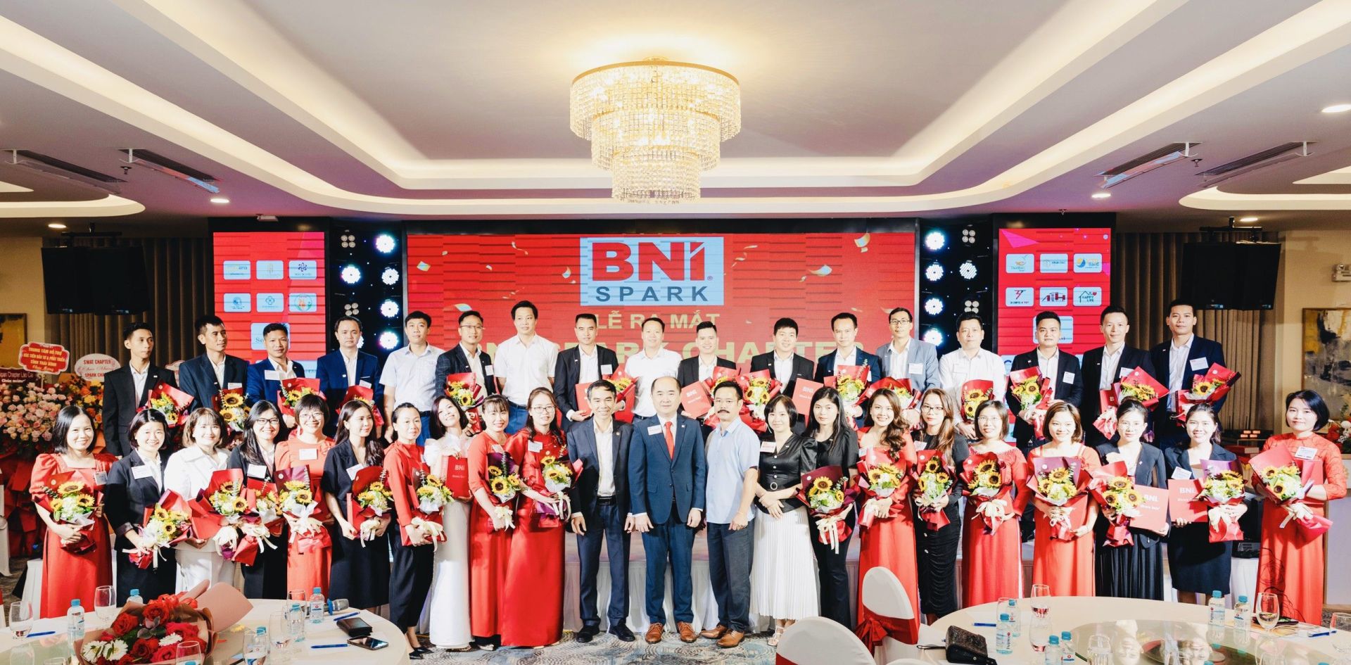 Chủ tịch BNI Việt Nam &amp;ocirc;ng Hồ Quang Minh (ở ch&amp;iacute;nh giữa h&amp;agrave;ng đầu ti&amp;ecirc;n) c&amp;ugrave;ng c&amp;aacute;c Th&amp;agrave;nh vi&amp;ecirc;n BNI SPARK tại buổi ra mắt