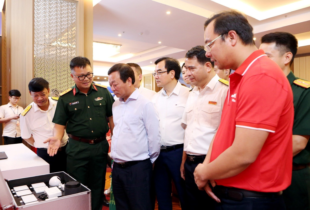 Đại biểu tham quan c&amp;aacute;c gian trưng b&amp;agrave;y, giới thiệu sản phẩm của Viettel Ph&amp;uacute; Thọ