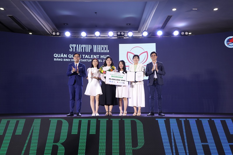 Với sản phẩm Cỏ c&amp;acirc;y hoa l&amp;aacute; - đội đ&amp;atilde; gi&amp;agrave;nh được giải qu&amp;aacute;n qu&amp;acirc;n năm nay của Startup Weel