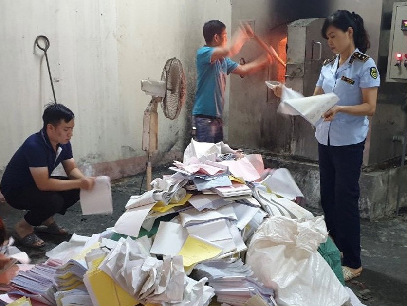 lực lượng QLTT tỉnh H&amp;ograve;a B&amp;igrave;nh ti&amp;ecirc;u hủy c&amp;aacute;c ấn phẩm lưu h&amp;agrave;nh tr&amp;aacute;i ph&amp;eacute;p sau thu giữ
