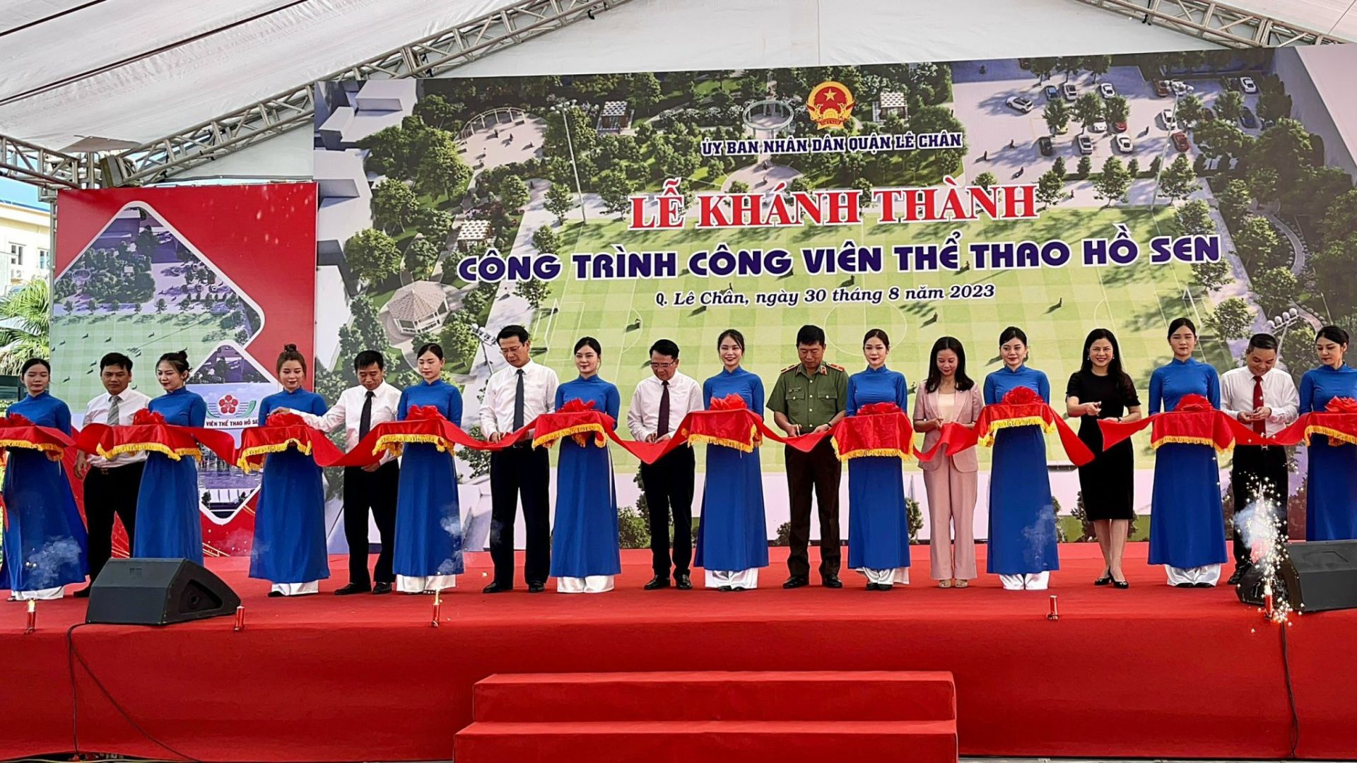 L&amp;atilde;nh đạo th&amp;agrave;nh phố v&amp;agrave; quận L&amp;ecirc; Ch&amp;acirc;n cắt băng kh&amp;aacute;nh th&amp;agrave;nh C&amp;ocirc;ng vi&amp;ecirc;n Thể thao Hồ Sen.