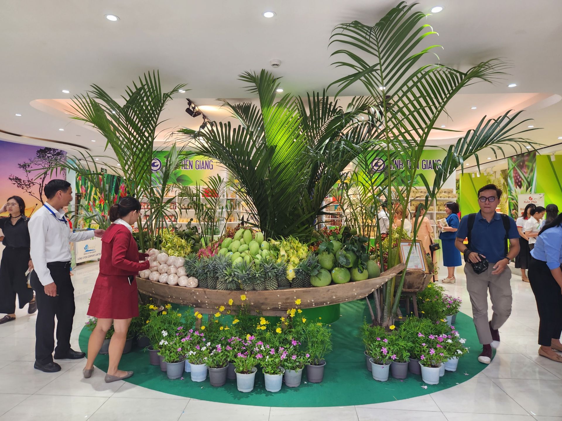 Nhiều sản phẩm OCOP của Tiền Giang được trưng b&amp;agrave;y tại trung t&amp;acirc;m X&amp;uacute;c tiến thương mại đầu tư TP.HCM