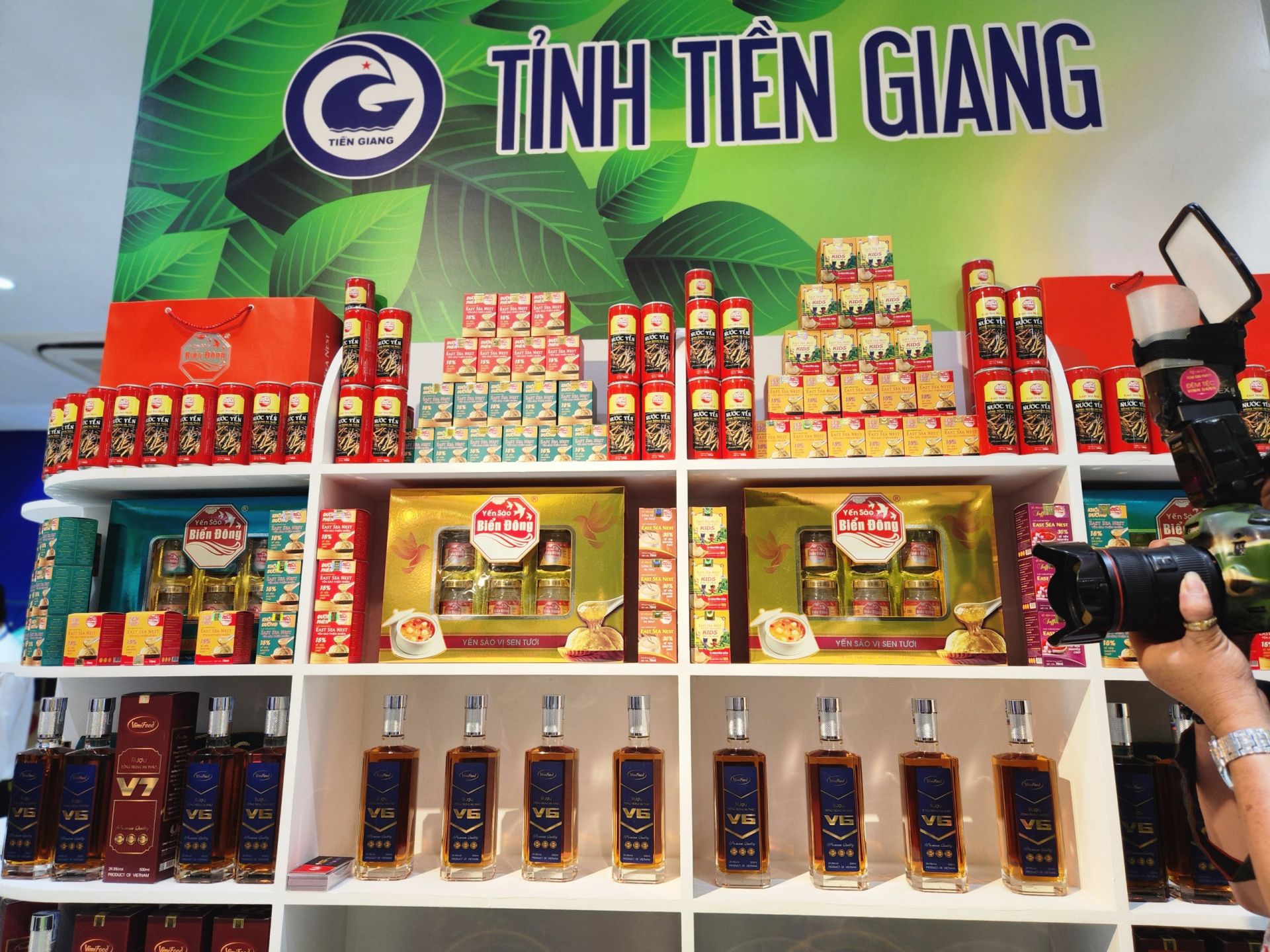 C&amp;aacute;c sản phẩm đặc sắc như yến s&amp;agrave;o, rượu đ&amp;ocirc;ng tr&amp;ugrave;ng hạ thảo, được giới thiệu tại đ&amp;acirc;y