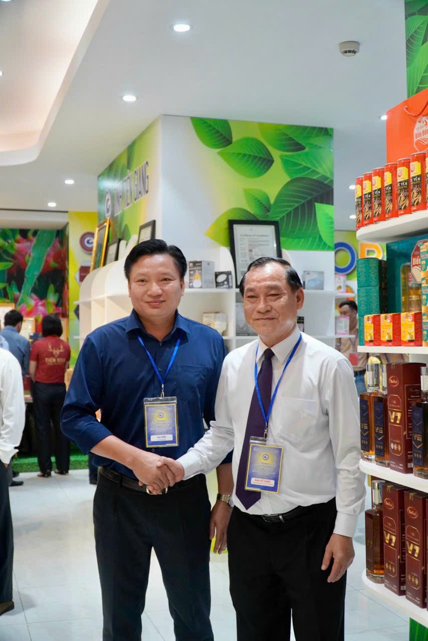 Chủ tịch UBND Tỉnh Tiền Giang Nguyễn Văn Vĩnh v&amp;agrave; &amp;ocirc;ng Phan Thế Phương  CTHĐQT C&amp;ocirc;ng ty li&amp;ecirc;n kết Việt Mỹ  tham dự hội nghị