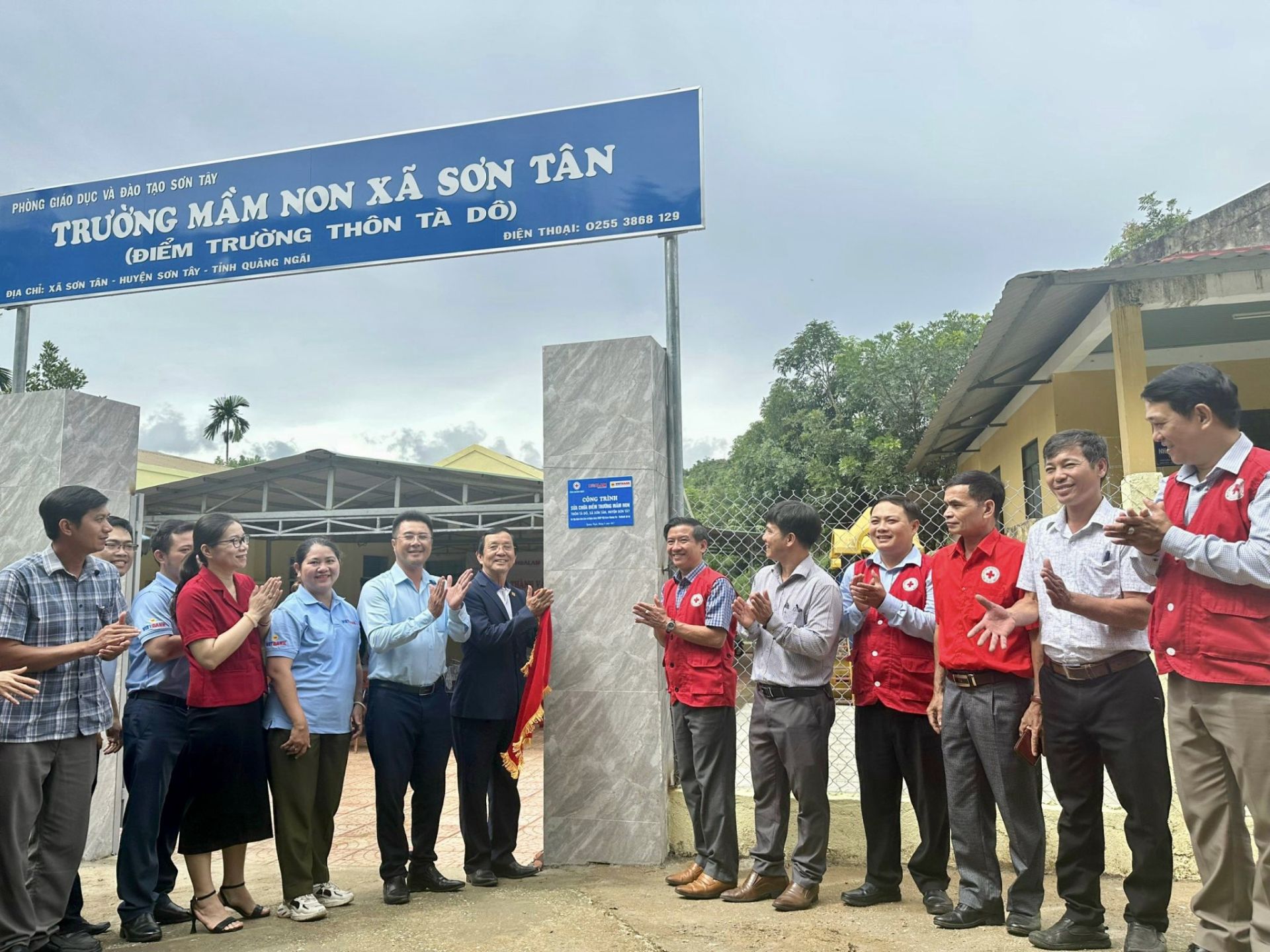 Đại diện Hội Chữ thập đỏ tỉnh Quảng Ng&amp;atilde;i với đại diện Tập đo&amp;agrave;n Hoa L&amp;acirc;m, Ng&amp;acirc;n h&amp;agrave;ng TMCP Việt Nam Thương T&amp;iacute;n (Vietbank)
