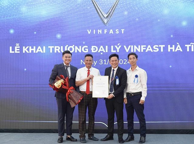 Đại diện VinFast Việt Nam trao giấy chứng nhận ủy quyền cho VinFast H&amp;agrave; Tĩnh