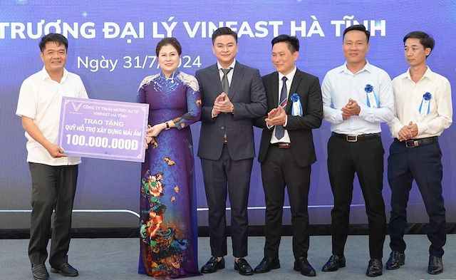 VinFast H&amp;agrave; Tĩnh đ&amp;atilde; trao tặng 100 triệu đồng cho Quỹ Hỗ trợ x&amp;acirc;y dựng m&amp;aacute;i ấm Quỹ