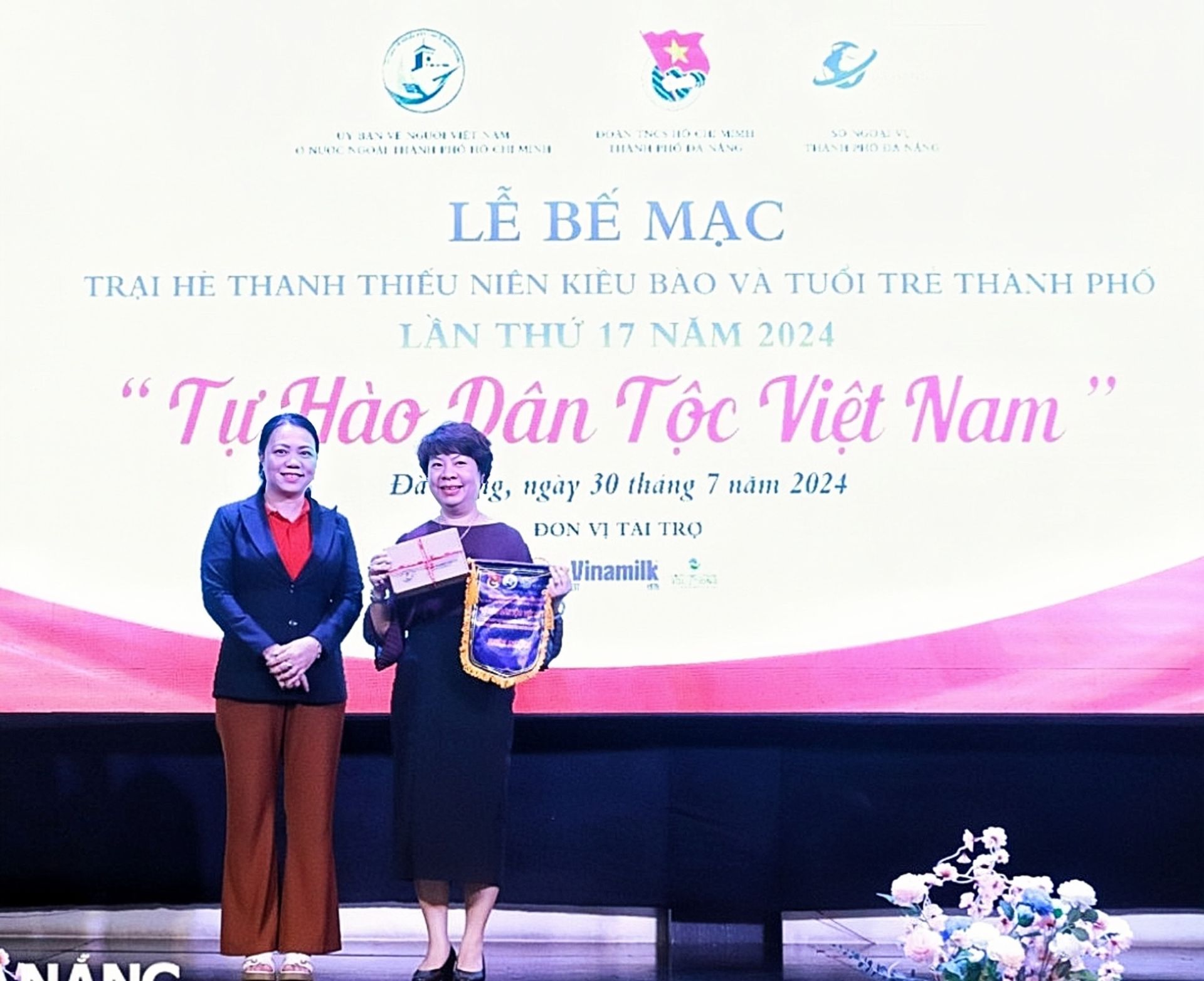 Chủ nhiệm Ủy ban về Người Việt Nam ở nước ngo&amp;agrave;i Th&amp;agrave;nh phố Hồ Ch&amp;iacute; Minh Vũ Thị Huỳnh Mai (b&amp;ecirc;n tr&amp;aacute;i) tặng qu&amp;agrave; lưu niệm đến Ph&amp;oacute; Gi&amp;aacute;m đốc Sở Ngoại vụ th&amp;agrave;nh phố Nguyễn Th&amp;uacute;y Anh