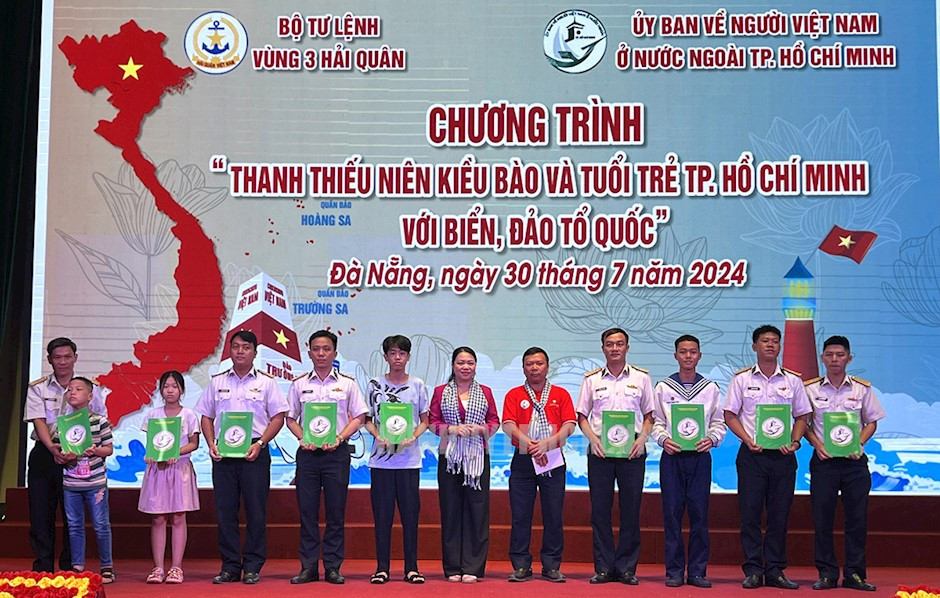 Đại diện Ủy ban Người Việt Nam ở nước ngo&amp;agrave;i TP. Hồ Ch&amp;iacute; Minh trao qu&amp;agrave; tặng cho con em qu&amp;acirc;n nh&amp;acirc;n V&amp;ugrave;ng 3 Hải qu&amp;acirc;n bị khuyết tật bệnh l&amp;yacute; nặng.