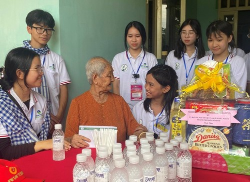C&amp;aacute;c Trại sinh đến thăm Mẹ Việt Nam anh h&amp;ugrave;ng, c&amp;aacute;c gia đ&amp;igrave;nh thương binh liệt sĩ tại huyện Củ Chi