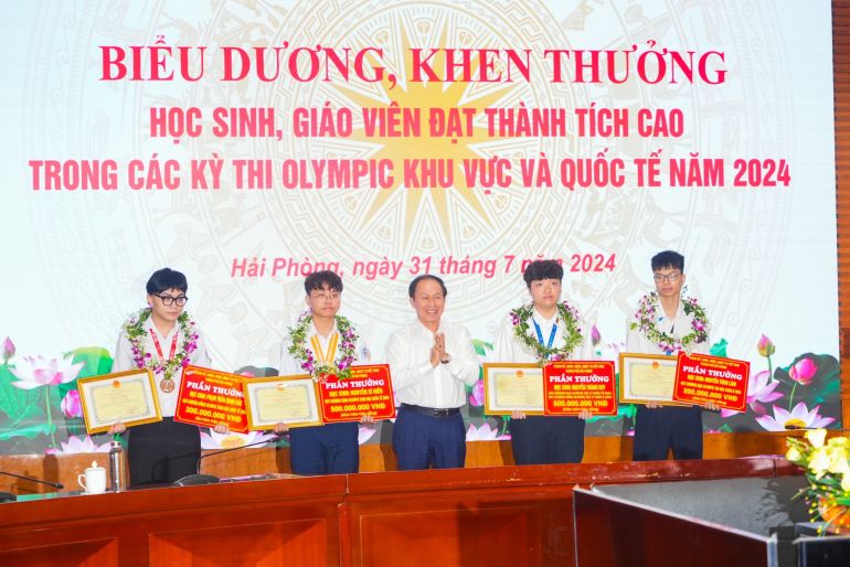 B&amp;iacute; thư Th&amp;agrave;nh ủy L&amp;ecirc; Tiến Ch&amp;acirc;u trao Bằng khen v&amp;agrave; tặng thưởng cho 04 học sinh đạt Huy chương tại c&amp;aacute;c Kỳ thi Olympic khu vực v&amp;agrave; quốc tế, năm học 2023-2024.