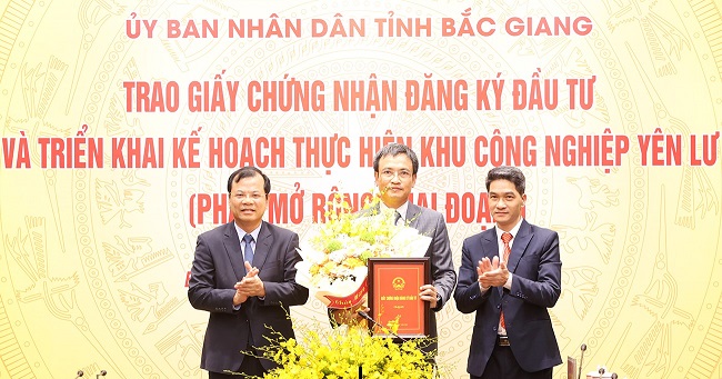 Ph&amp;oacute; Chủ tịch UBND tỉnh Phan Thế Tuấn v&amp;agrave; Trưởng Ban Quản l&amp;yacute; c&amp;aacute;c KCN tỉnh Đ&amp;agrave;o Xu&amp;acirc;n Cường trao Giấy chứng nhận v&amp;agrave; tặng hoa C&amp;ocirc;ng ty&amp;nbsp;Cổ phần đầu tư Western Pacific.