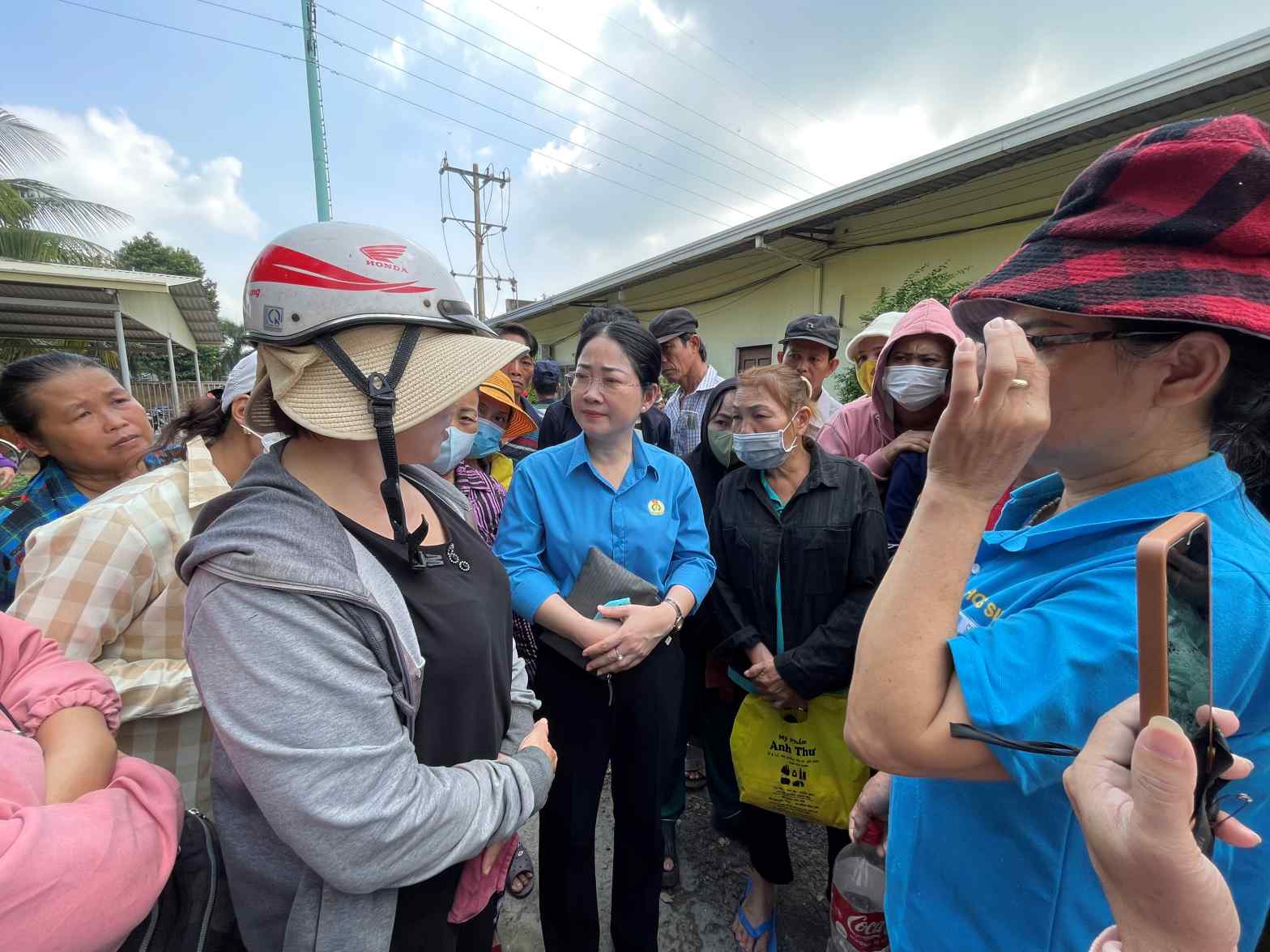 C&amp;aacute;c ng&amp;agrave;nh chức năng tỉnh B&amp;igrave;nh Dương đ&amp;atilde; kịp thời xuống hỗ trợ người lao động của C&amp;ocirc;ng ty CP Xuất nhập khẩu Ho&amp;agrave;ng Sinh