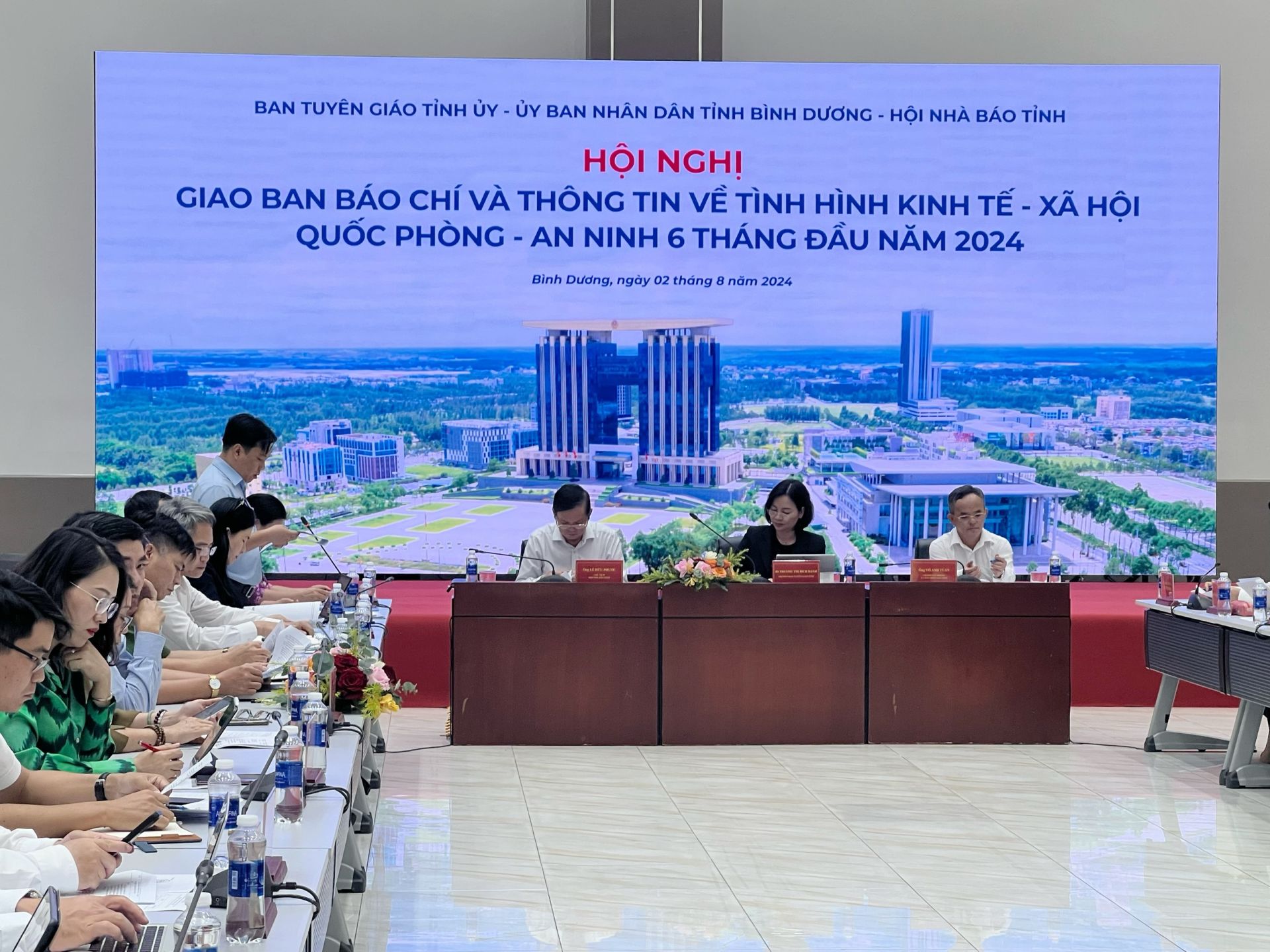 To&amp;agrave;n cảnh Hội nghị