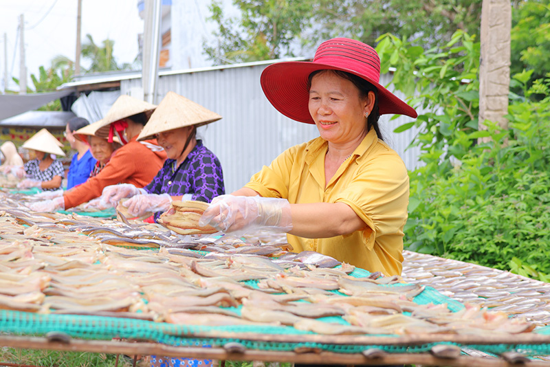 Chị Hồ Thị Trinh - chủ Cơ sở kh&amp;ocirc; T&amp;uacute; Trinh, ấp Ph&amp;uacute; Thọ B, x&amp;atilde; Ph&amp;uacute; Thọ (b&amp;igrave;a phải) khởi nghiệp th&amp;agrave;nh c&amp;ocirc;ng v&amp;agrave; gi&amp;uacute;p nhiều lao động tại địa phương c&amp;oacute; việc l&amp;agrave;m ổn định