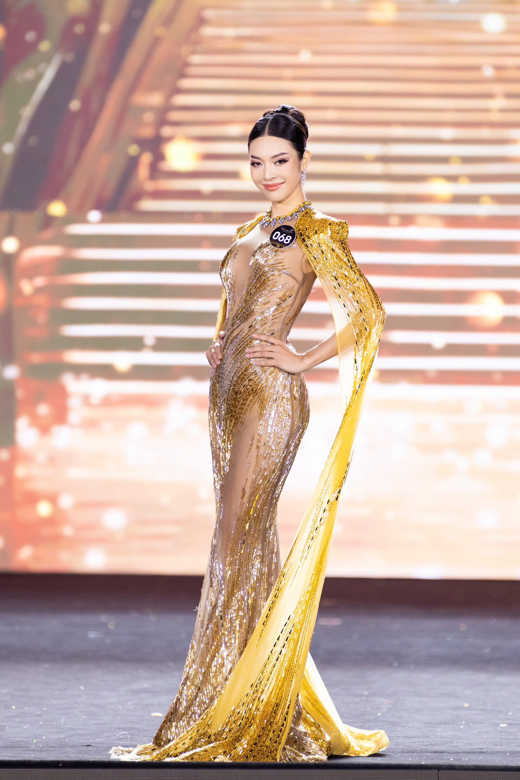 B&amp;ugrave;i L&amp;yacute; Thi&amp;ecirc;n Hương đoạt giải thưởng Best in Evening Gown