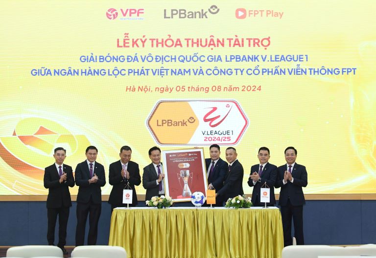 Ảnh minh họaĐại diện LPBank, &amp;ocirc;ng Nguyễn Văn Th&amp;ugrave;y - Ph&amp;oacute; Chủ tịch HĐQT c&amp;ugrave;ng L&amp;atilde;nh đạo C&amp;ocirc;ng ty VPF, c&amp;ocirc;ng ty FPT PLay k&amp;yacute; tranh lưu niệm, kỳ vọng một m&amp;ugrave;a giải LPBank V.League 1 - 2024/25 th&amp;agrave;nh c&amp;ocirc;ng